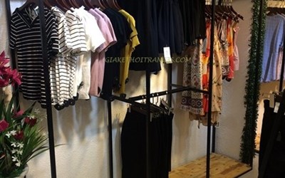 Kệ treo quần áo shop - Các mẫu kệ treo quần áo cho shop phổ biến hiện nay 