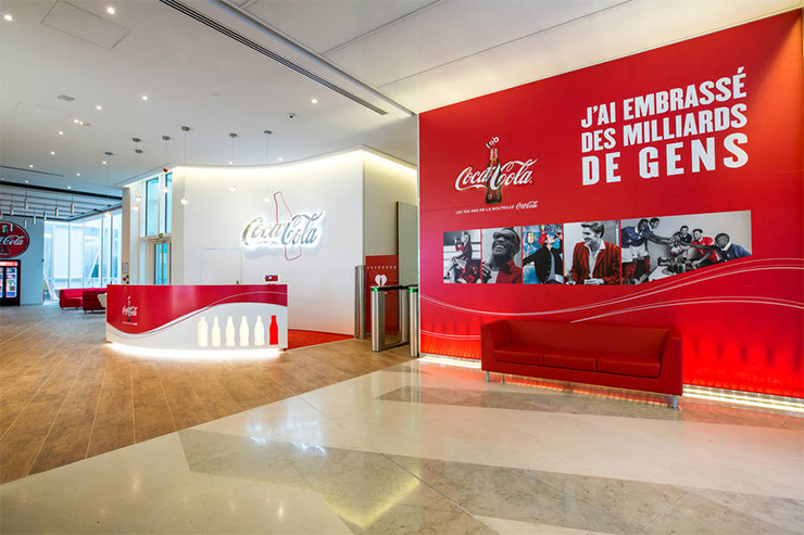 Cocacola sử dụng tông màu đỏ để làm điểm nhấn nổi bật cho văn phòng